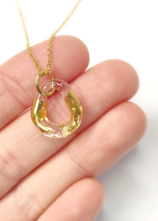 Drobny wisiorek ze złotem "Amorphic"