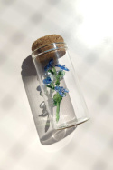 Szklany kwiat w butelce - niezapominajka