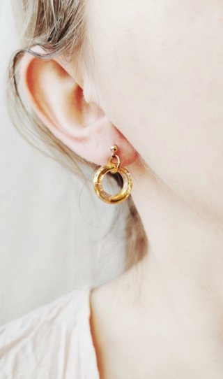 Drobne kolczyki ze złotem "Circle"