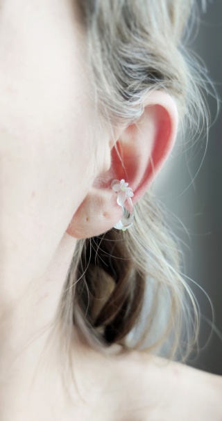 Nausznica z białym kwiatem "Sweets"