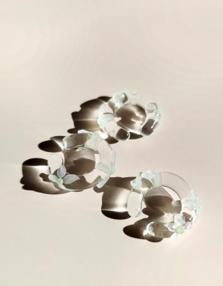 Nausznica z białym kwiatem "Sweets"