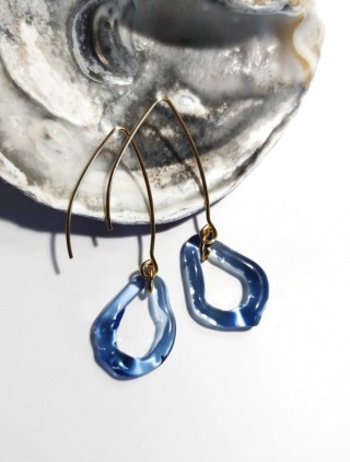 Błękitne kolczyki na długim biglu "Amorphic"