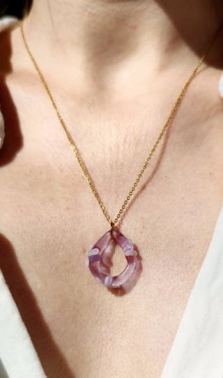 Lawendowy naszyjnik z kwiatowym motywem "Amorphic"