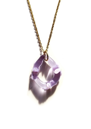 Lawendowy naszyjnik z kwiatowym motywem "Amorphic"