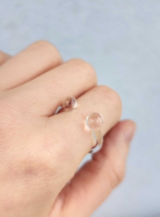 Pierścionek z asymetrycznymi kulkami