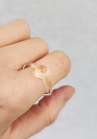 Pierścionek z półkulką