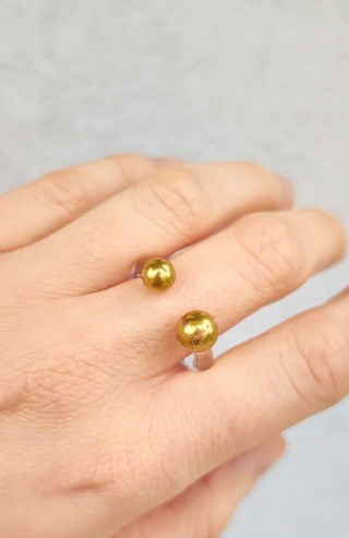 Pierścionek ze złoconymi kulkami